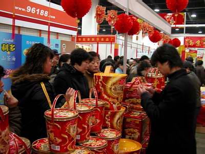 第十六屆上海“農(nóng)博會”開幕 市民提前置辦年貨
